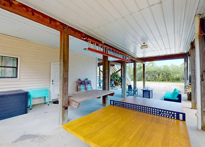 The Mermaid- Newly Refreshed Home, Steps To Shore, Dogs Ok Holiday home *