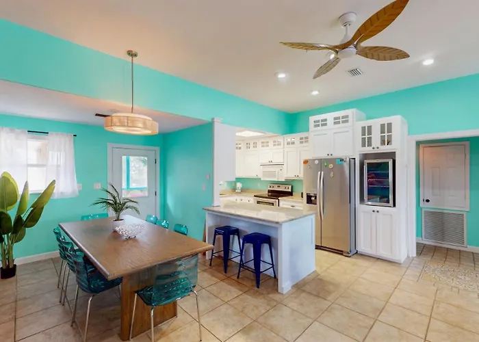 The Mermaid- Newly Refreshed Home, Steps To Shore, Dogs Ok