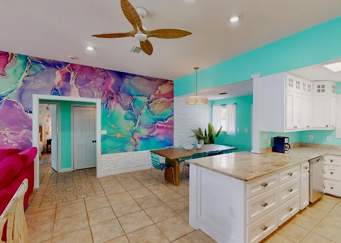 The Mermaid- Newly Refreshed Home, Steps To Shore, Dogs Ok Holiday home *