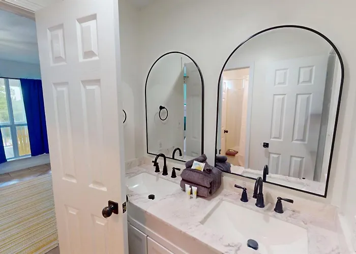 The Mermaid- Newly Refreshed Home, Steps To Shore, Dogs Ok Holiday home Gulf Shores
