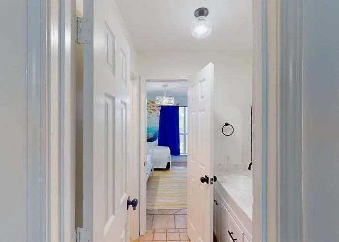 The Mermaid- Newly Refreshed Home, Steps To Shore, Dogs Ok