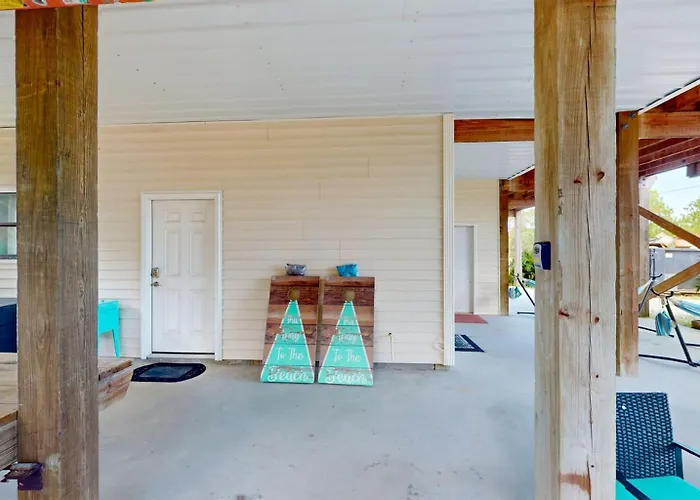 The Mermaid- Newly Refreshed Home, Steps To Shore, Dogs Ok Holiday home